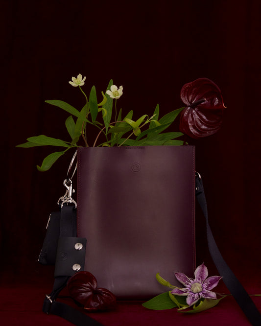 Quiet leather shoulder bag/Brown[SAMPLE SALE]
