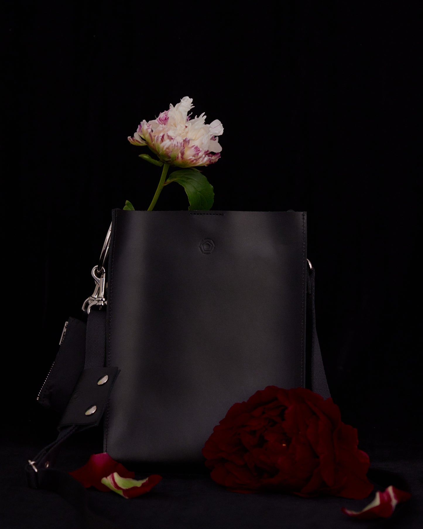 Quiet leather shoulder bag/Black[SAMPLE SALE]