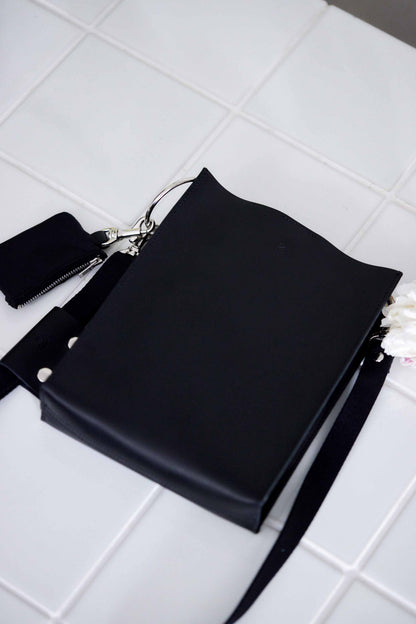 Quiet leather shoulder bag/Black[SAMPLE SALE]