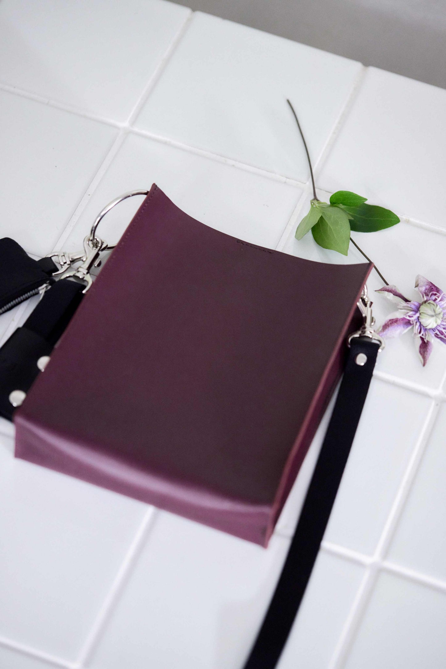 Quiet leather shoulder bag/Brown[SAMPLE SALE]